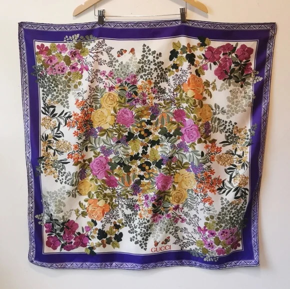 Vintage GUCCI silk scarf - Picture 2 of 10